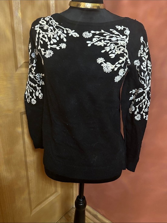 Rain and rose Sweaters - Black Crewneck Sweater with White Floral Embroidery